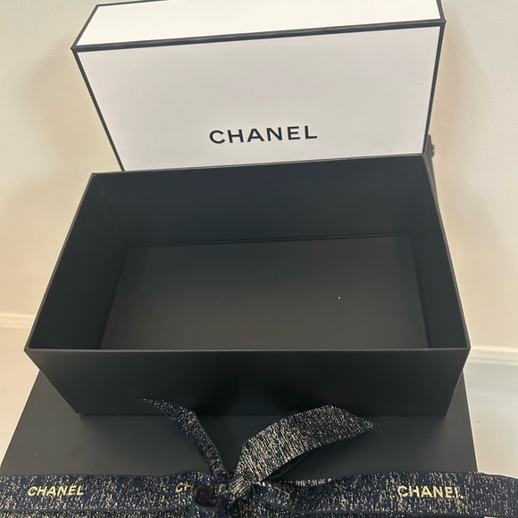 Chanel gift box with bow - Picture 3 of 6